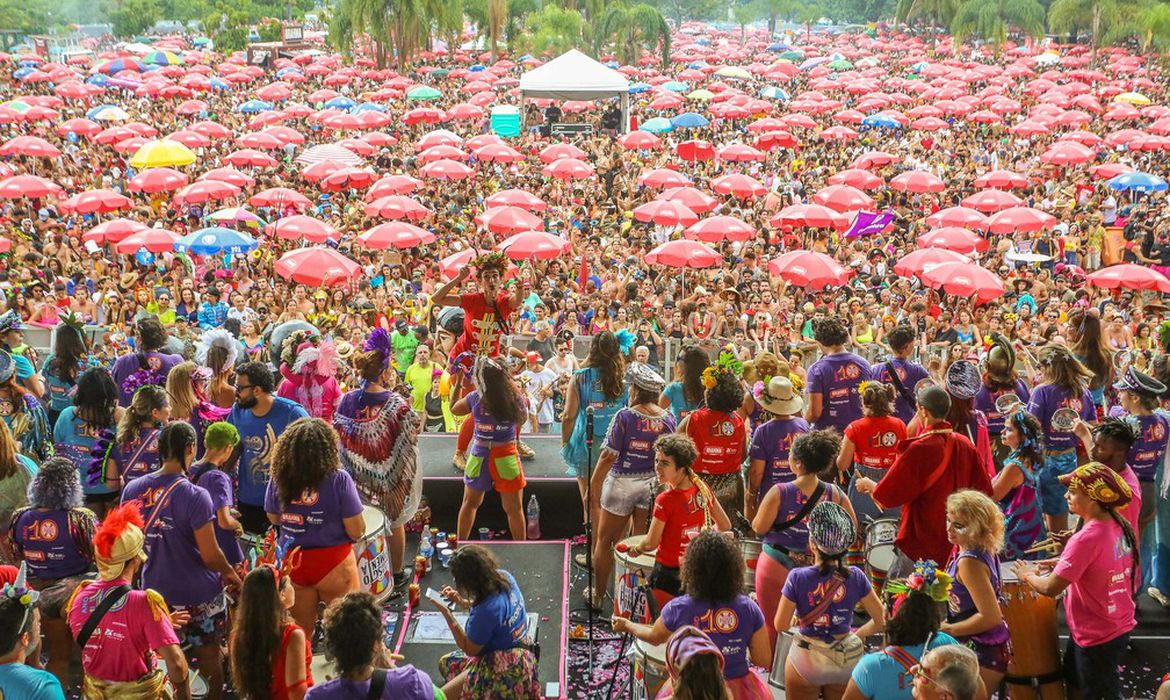 Dia de São Sebastião é comemorado no Rio com desfile de blocos