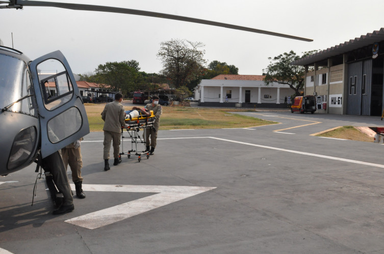 Helicóptero da Marinha resgata jovem após queda de cavalo na Nhecolândia