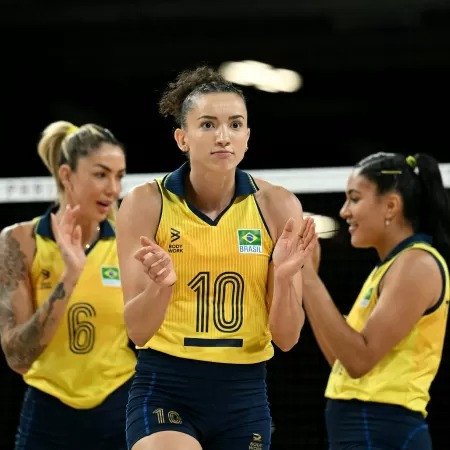 Brasil vence República Dominicana e avança invicto às semifinais do vôlei