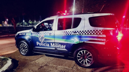 Mulher fica sob mira de revólver ao ter carteira e relógio roubados