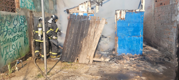 Incêndio destrói casa e atinge mais duas no bairro Maria Leite