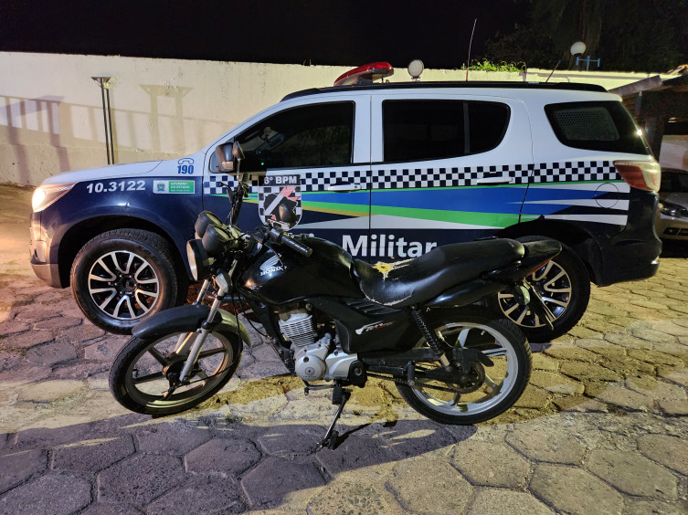 Ladrão furta moto de estacionamento em prédio residencial