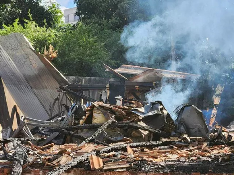 Incêndio Devastador Atinge Barracão de Escola de Samba