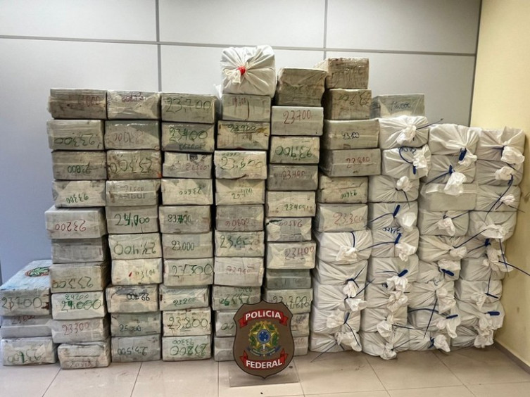 Caminhão com cerca de 2 toneladas de maconha é apreendido pela PF na MS-295