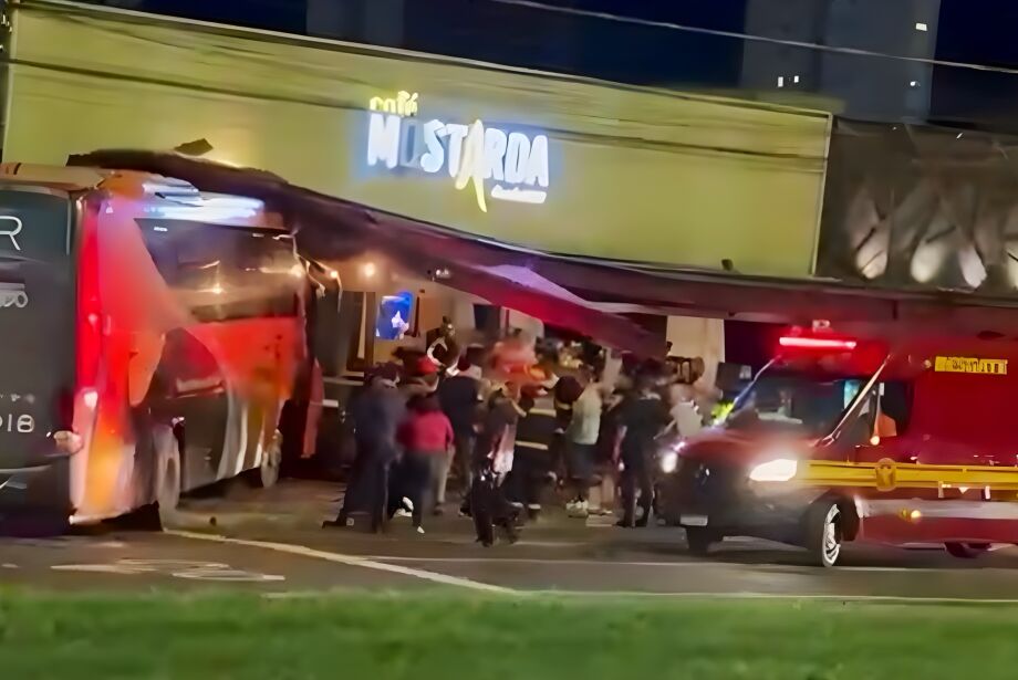 Desgovernado, ônibus de turismo invade bar Café Mostarda em Campo Grande