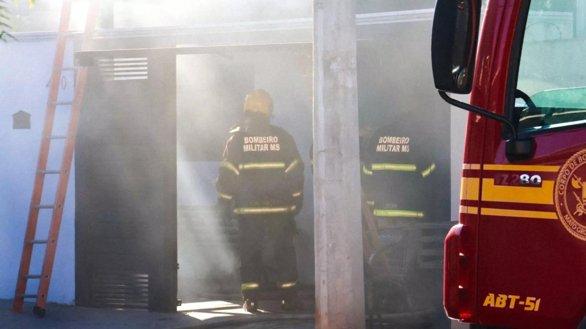 Casa pega fogo e vizinhos resgatam cadela da família em Campo Grande