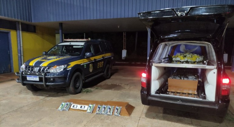 PRF flagra motorista transportando 162 kg de cocaína em caixão funerário