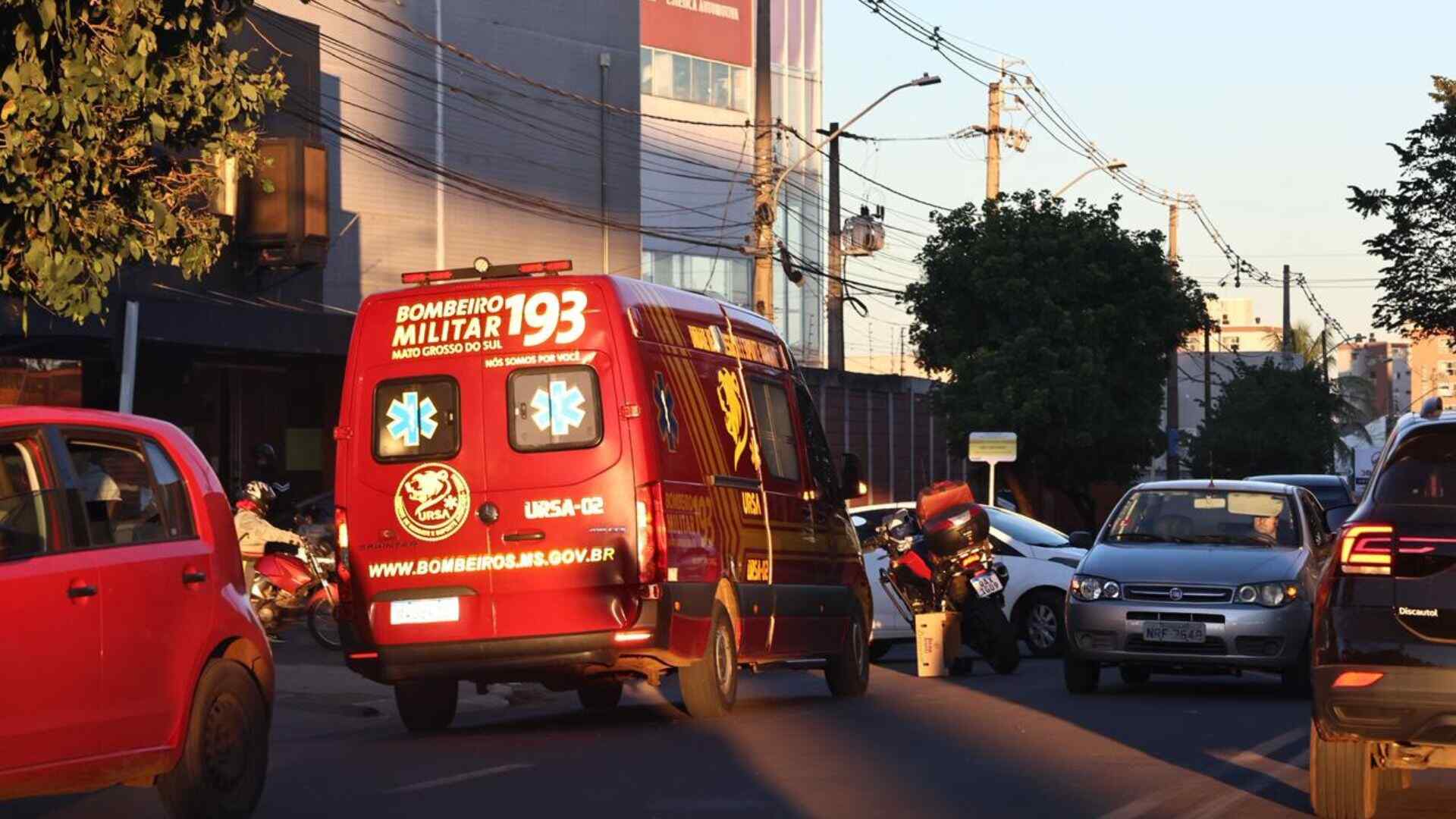 Motociclista sofre fratura exposta após ser atingido por Jeep na Avenida Três Barras