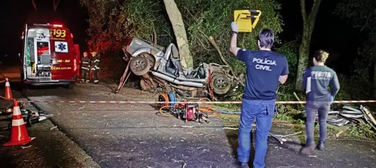 Pai e filho de 10 anos morrem após caminhonete bater em árvore