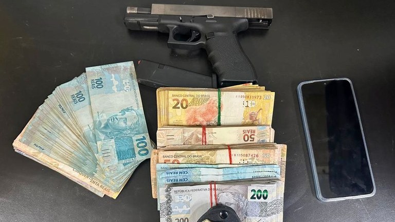 Foragido é encontrado com arma, celulares e mais de 7 mil em dinheiro