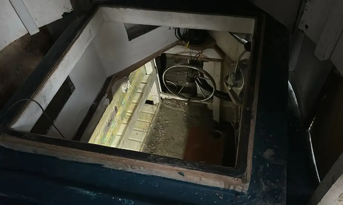 FAB, PF e Marinha apreendem semissubmersível do tráfico internacional