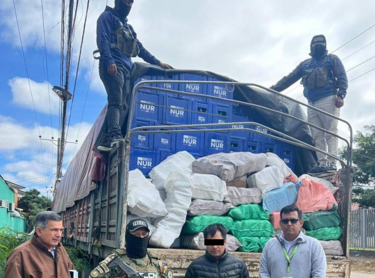 Polícia boliviana apreende mais de 380 kg de drogas em meio a carga de cerveja