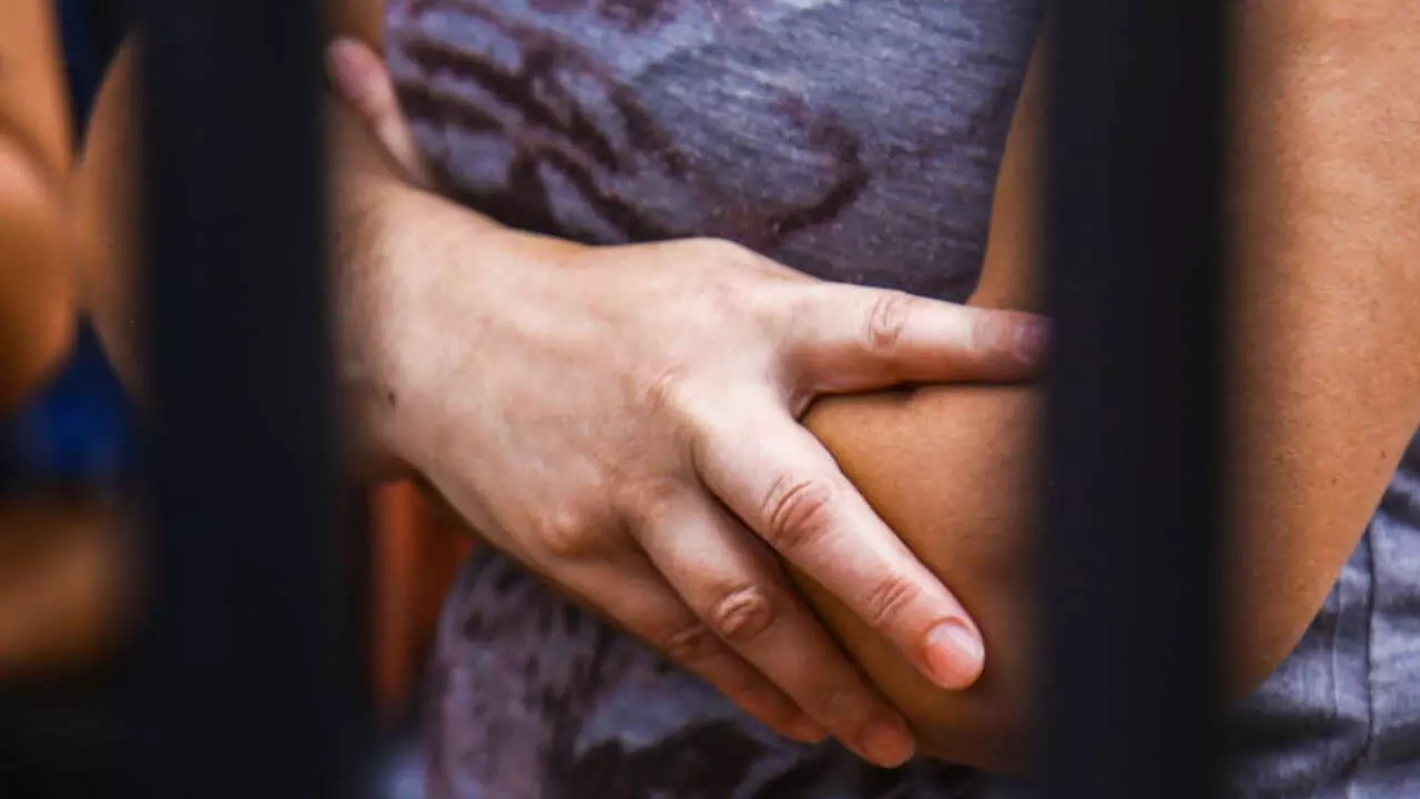 Mulher é espancada e esfaqueada nas costas por marido ao negar sexo em MS