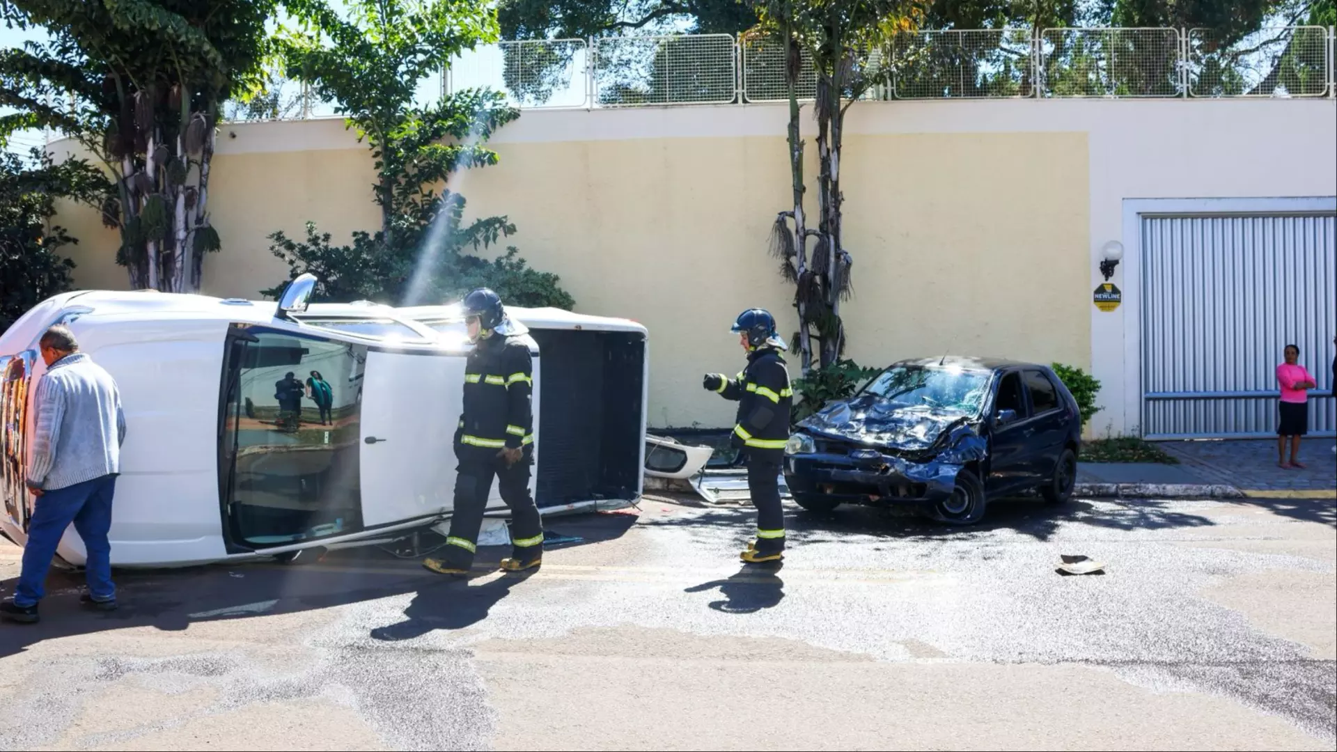 Motorista ‘fura’ preferencial e provoca acidente com dois carros e capotamento em Campo Grande