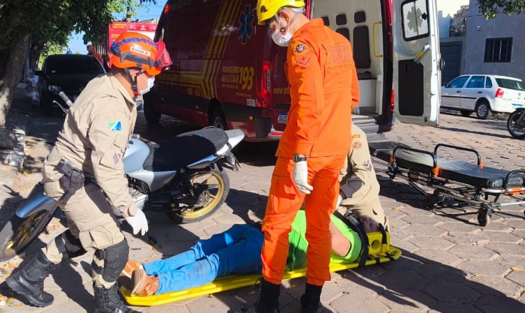 Motociclista fica ferido em colisão com carro no Centro de Corumbá