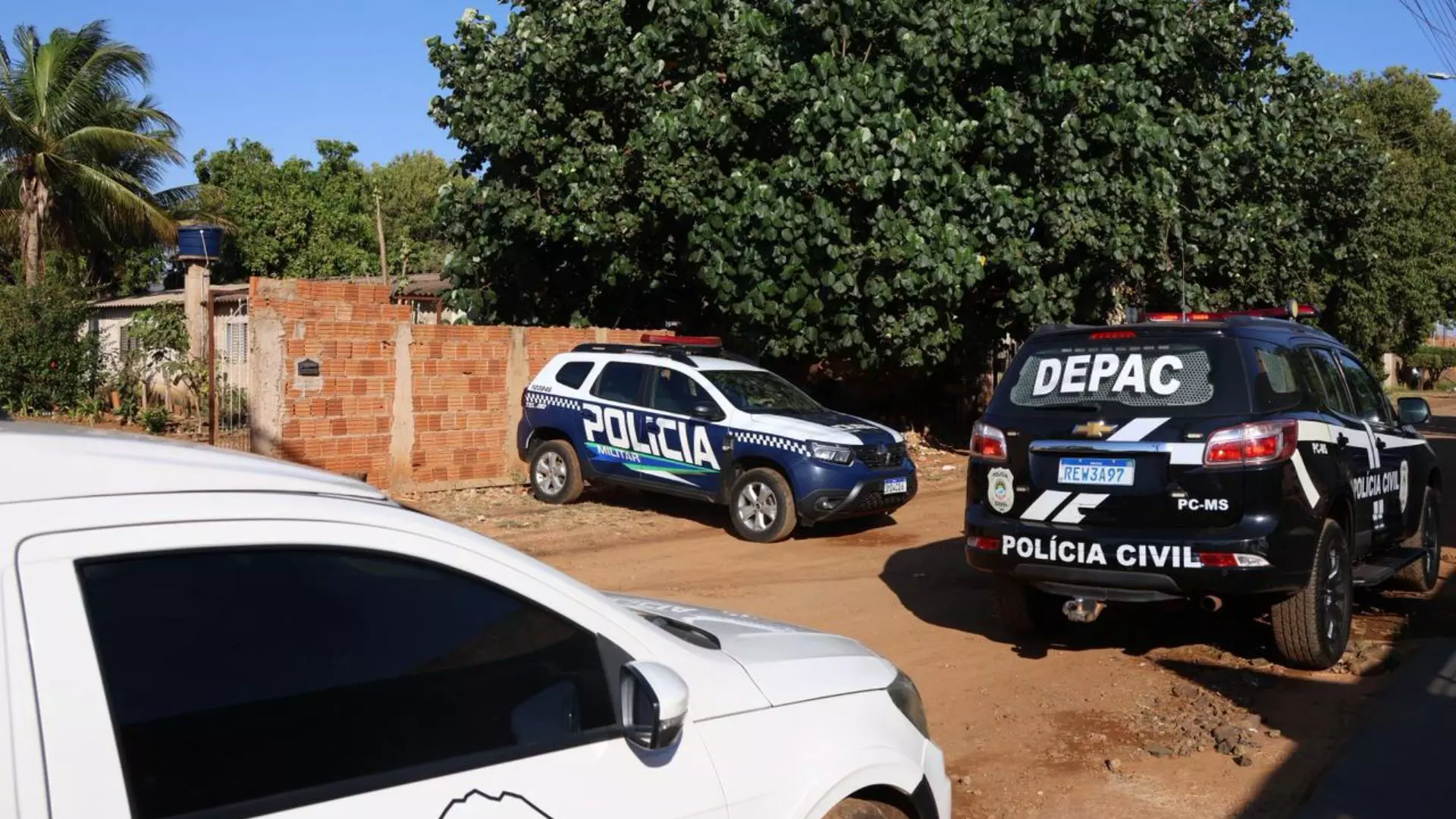 Dupla se passa por policiais e executa homem com dez tiros no Santa Emília