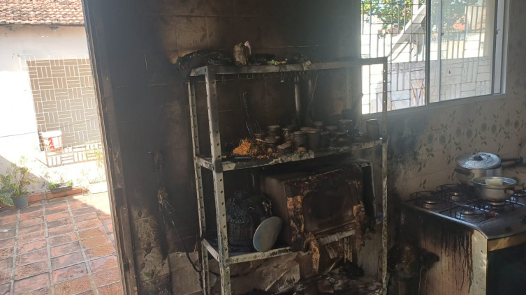 Incêndio em cozinha de residência mobilizou bombeiros durante plantão