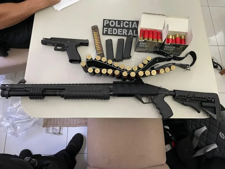 PF cumpre mandados e apreende armas em operação contra tráfico internacional