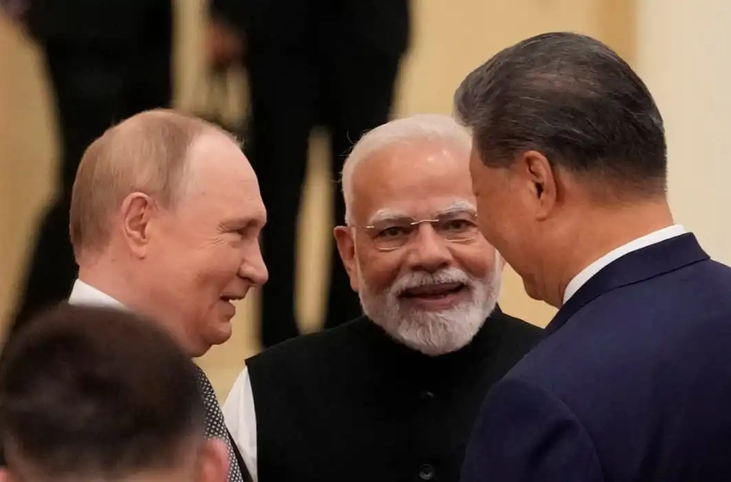 Xi Jinping defende nova ordem global em cúpula com Rússia e Índia