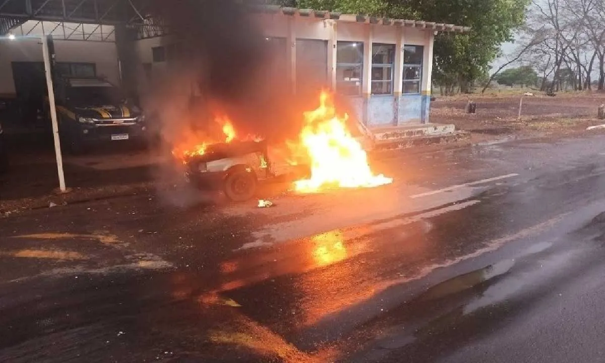PRF apreende veículo e ocupantes ateiam fogo em frente à base