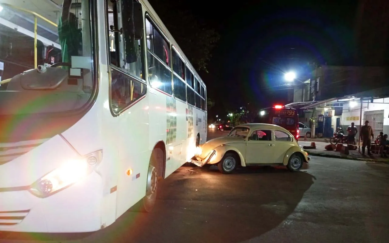 Colisão entre ônibus e Fusca mobiliza Corpo de Bombeiros em Corumbá