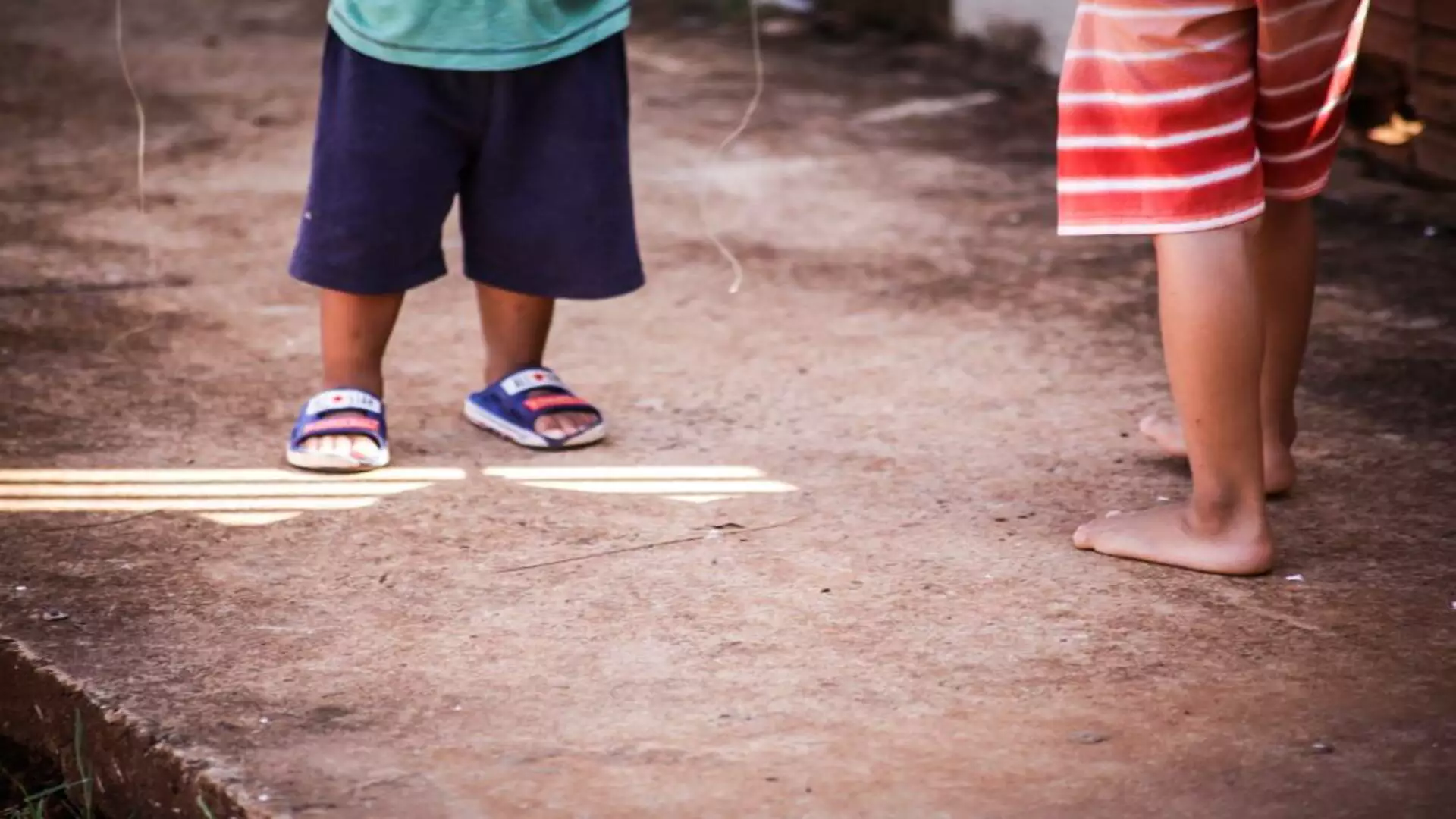 Mãe e padrasto são presos após chicotear crianças de 4 e 8 anos em Campo Grande