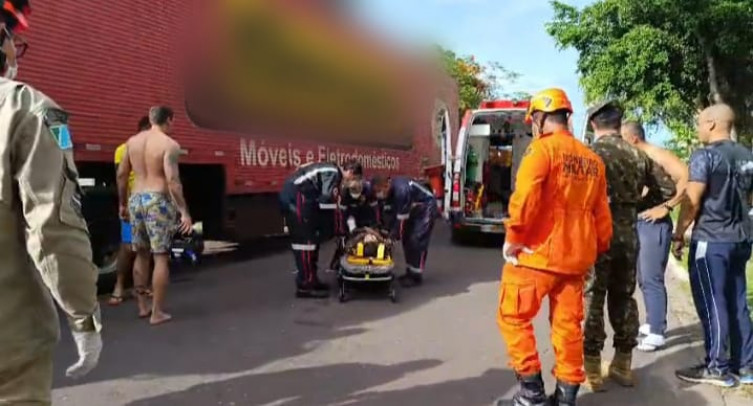 Motociclista fica ferido após atingir lateral de caminhão