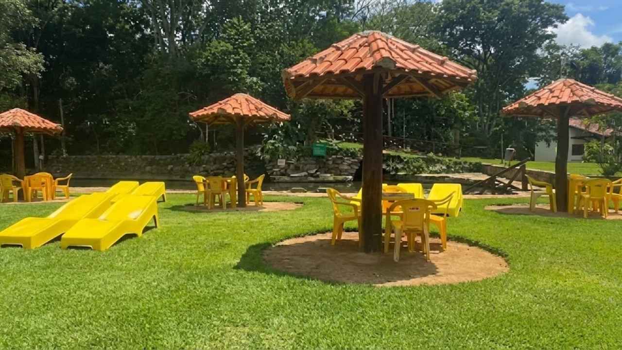 Banco de madeira cai sobre criança e menino de 9 anos morre em balneário de Bonito