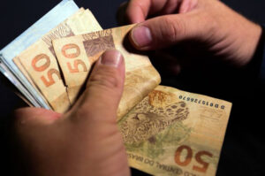 Salário mínimo deverá subir para R$ 1.741 em 2027