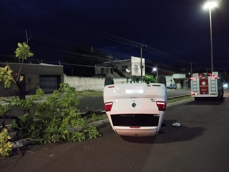 Carro Capota e Motorista Foge Após Acidente na Avenida Rio Branco