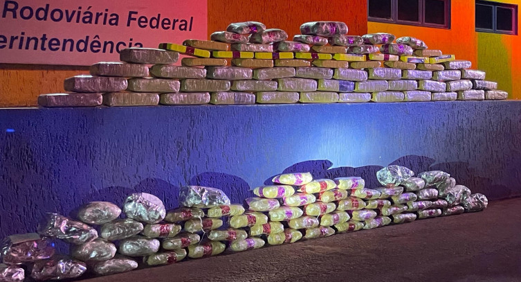 PRF flagra motorista transportando quase 100 kg de entorpecentes na BR-262