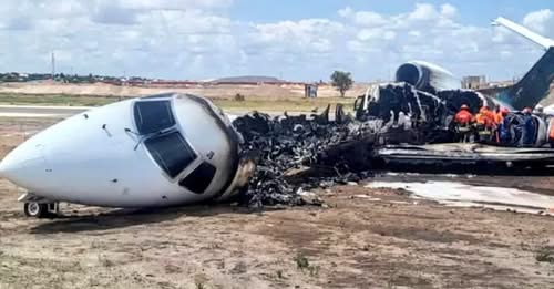 Avião pega fogo com ministro do Congo e passageiros fogem em meio às chamas