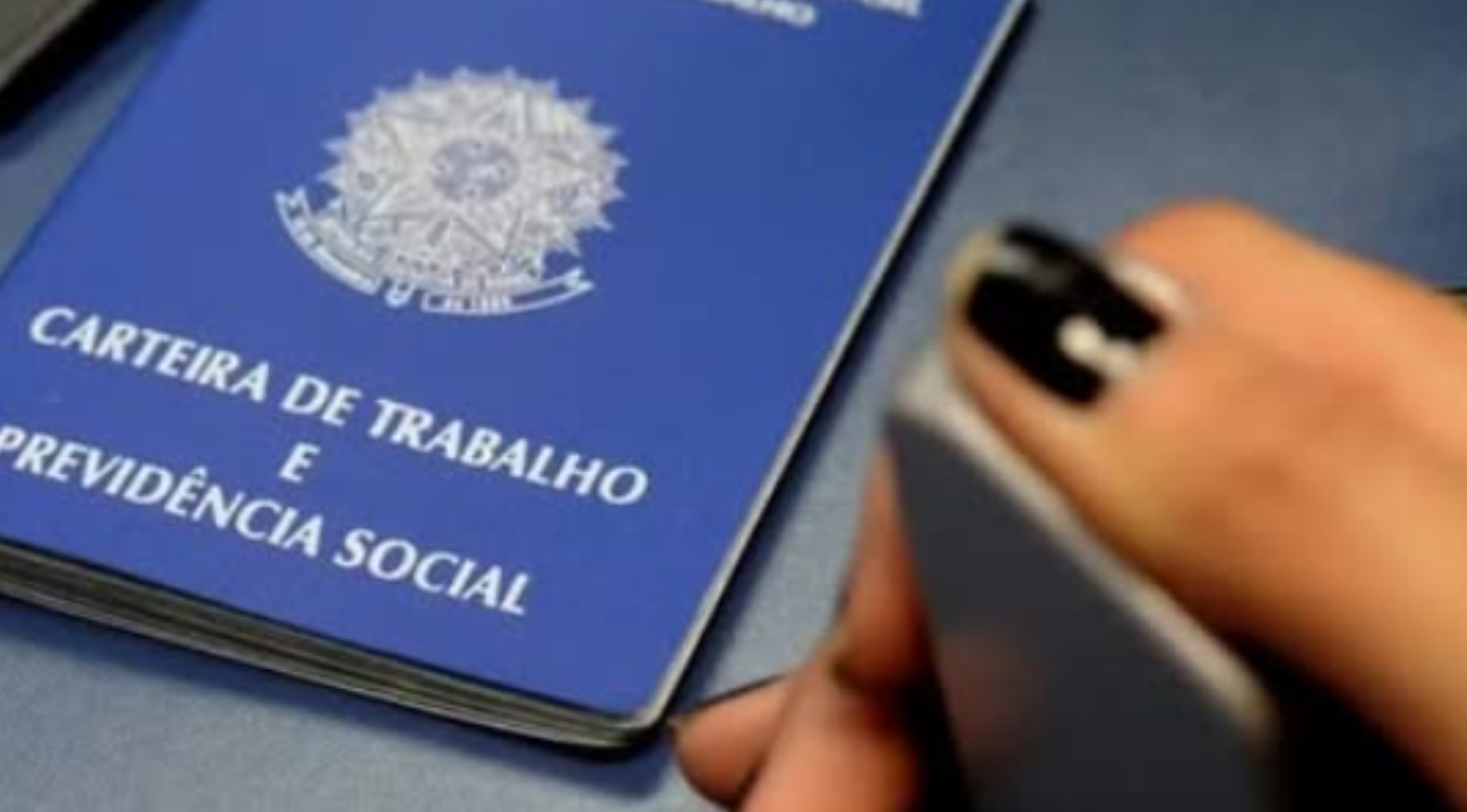 Mercado de trabalho tem recorde de carteira assinada e queda na desocupação