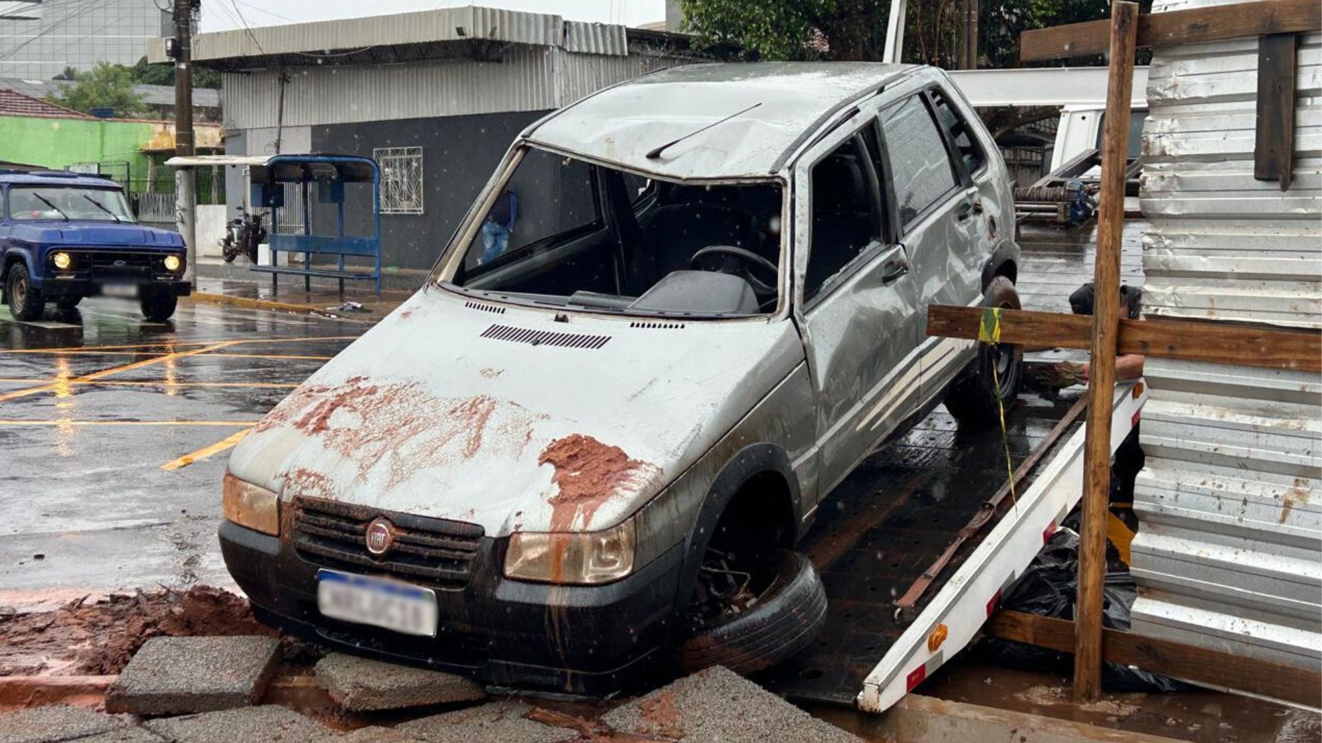 Veículo capota e vai parar nas obras da antiga rodoviária após motorista furar a preferencial