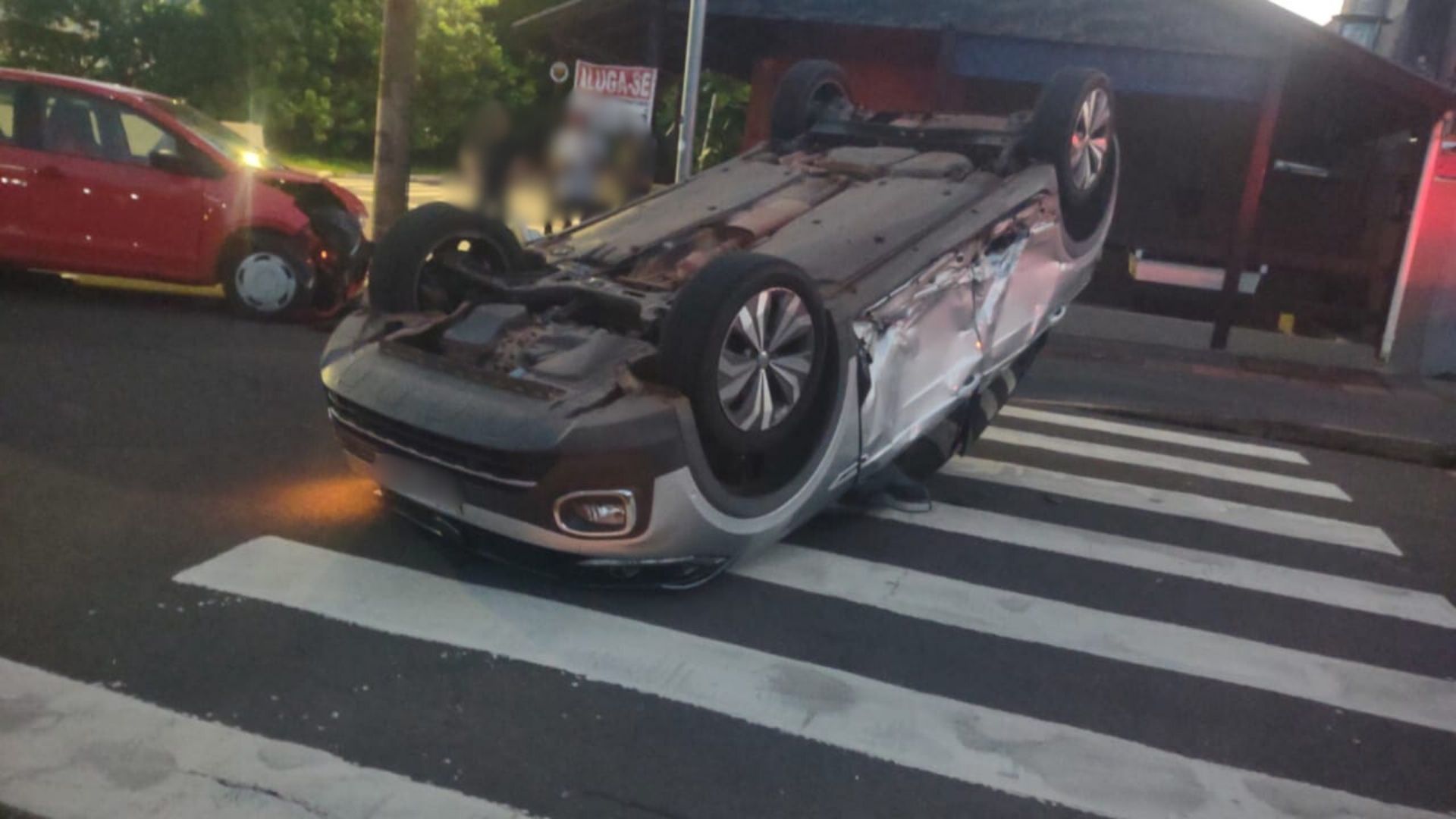 Carro de PRF capota ao ser atingido por motorista de aplicativo no Centro