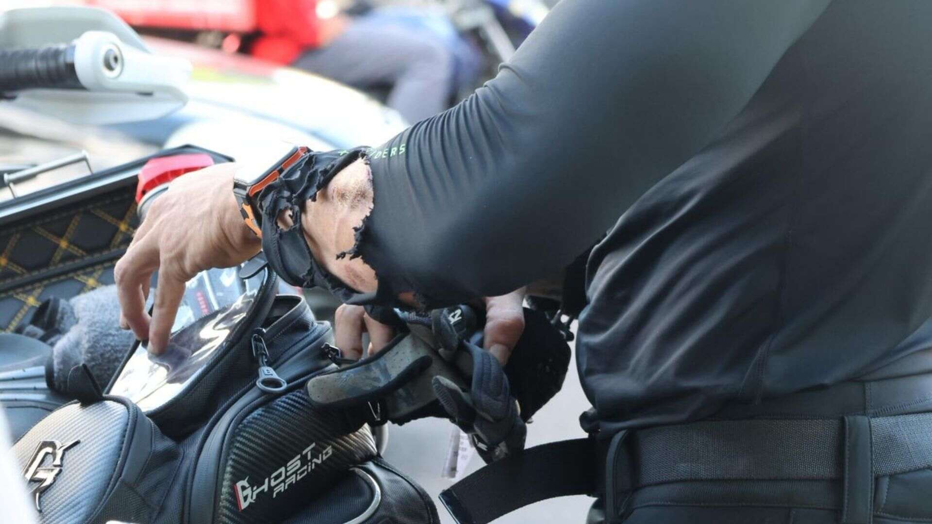 Motorista sem CNH tenta ultrapassar motociclista e causa acidente no Jardim dos Estados