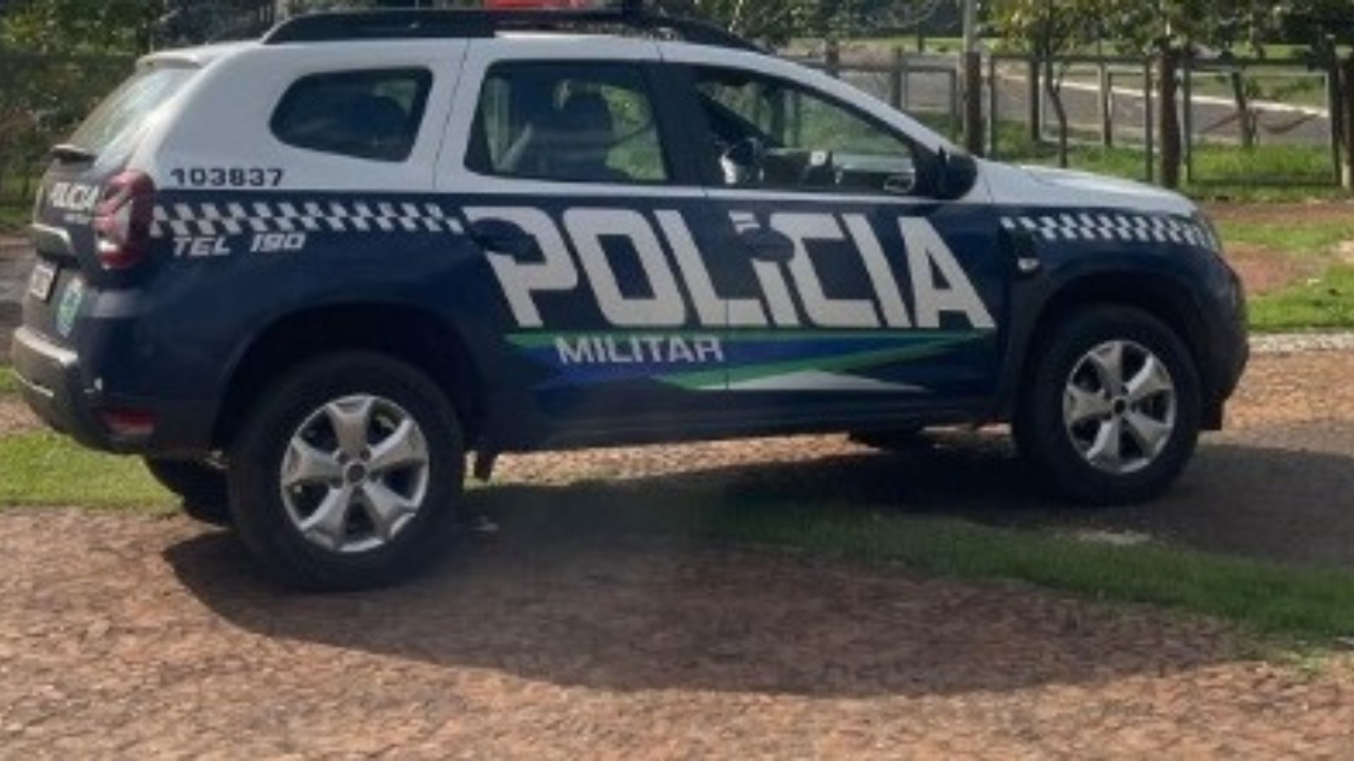 Confusão em shopping: mulher em surto perturba clientes, resiste à prisão e fere PM com mordida