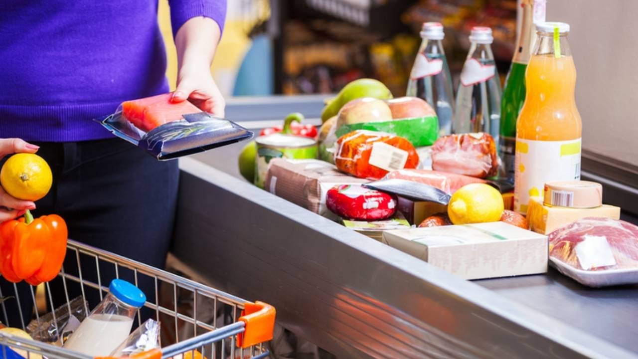 Funcionária ajuda cliente a furtar R$ 500 em atacadista e acaba presa