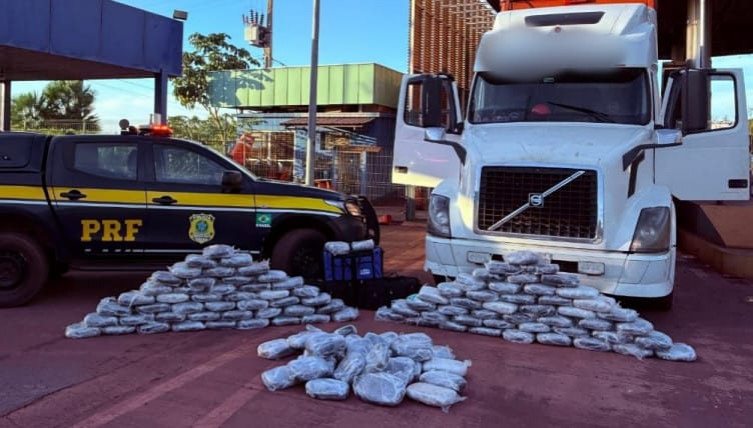 PRF flagra motorista boliviano transportando mais de 170 kg de maconha