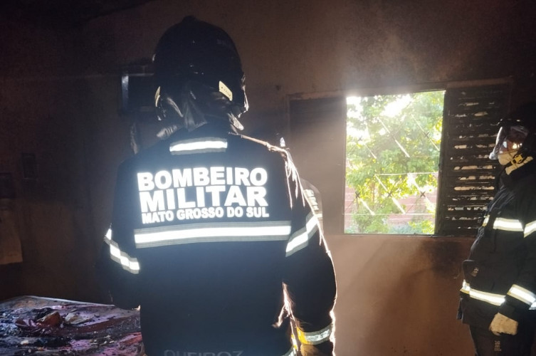 Fogo atinge residência em Corumbá e é controlado por vizinhos e bombeiros