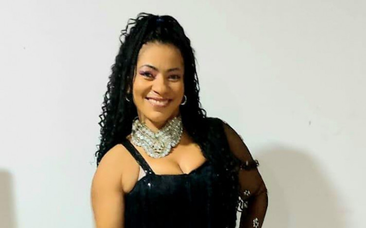 Mocidade da Nova Corumbá promove ensaio VIP com estreias de casais e show de samba