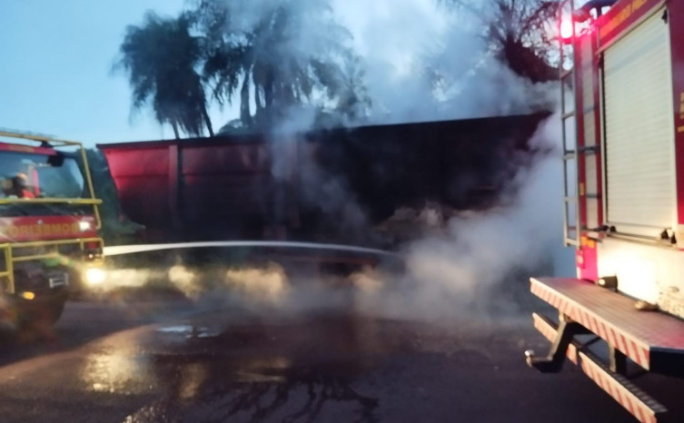 Incêndio em carreta com minério e vegetação mobiliza Bombeiros às margens da BR-262