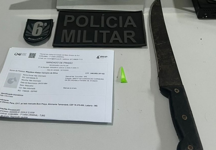 Homem com mandado de prisão em aberto é detido com facão e droga em Ladário