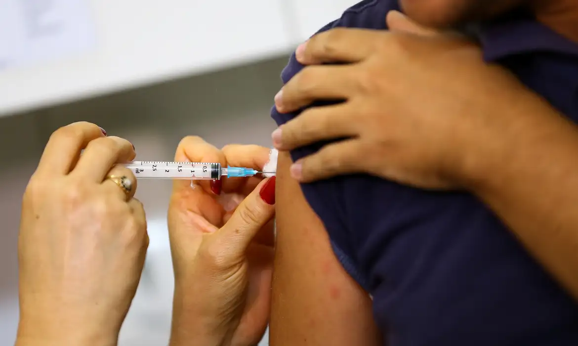 Região Centro-Oeste intensifica vacinação após sete casos de sarampo em 2025