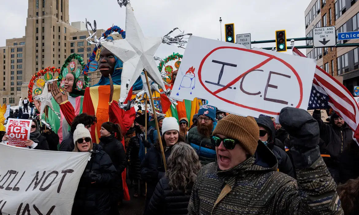 ICE é alvo de protestos após morte de americana por agentes nos EUA