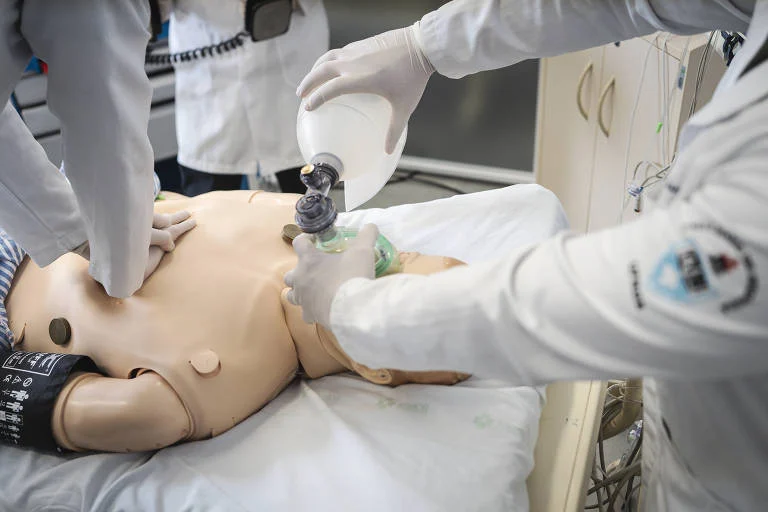 99 cursos de medicina correm risco de punição após notas do Enamed