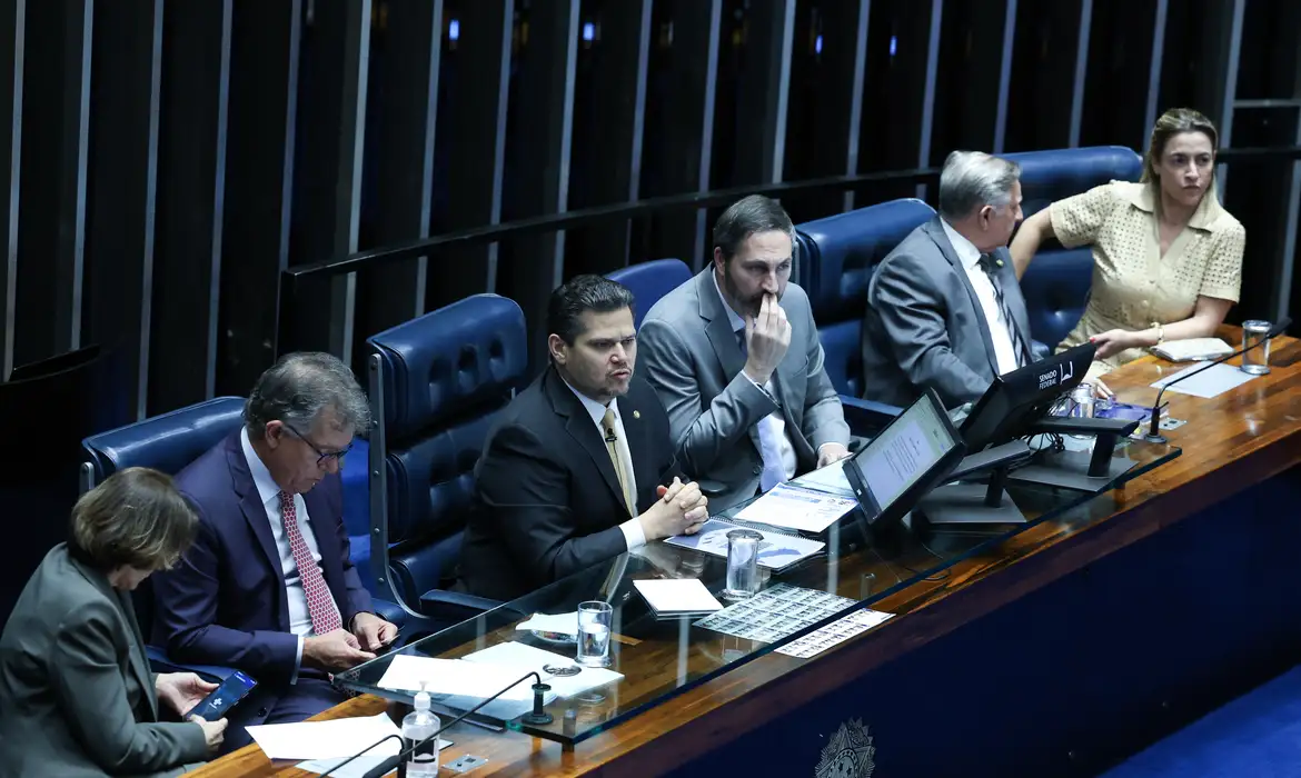 Senado aprova que estágio é contado como experiência profissional