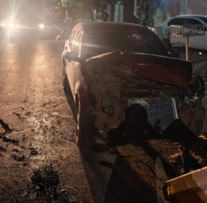 Carro atinge caçamba de entulho e motorista é levado ao Pronto-Socorro