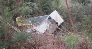 Veículo sai da pista e tomba em ribanceira na BR-262