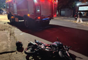 Motociclista perde controle da direção, bate contra lixeira e fica ferido em Corumbá